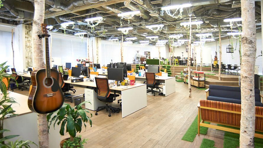 【オフィス紹介】オフィスに木!?自然的で開放感のあるフリークアウトの「森フェス」